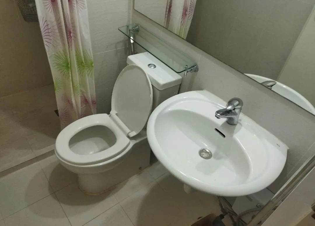 Room At Sm Bicutan With Balcony Manila Apartment